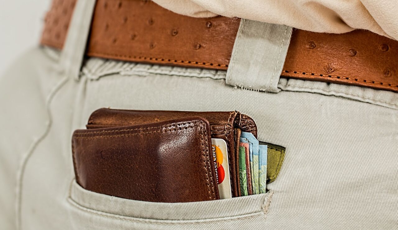 Una cartera en el bolsillo de un hombre 