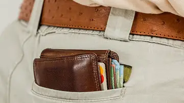 Una cartera en el bolsillo de un hombre Una cartera en el bolsillo de un hombre