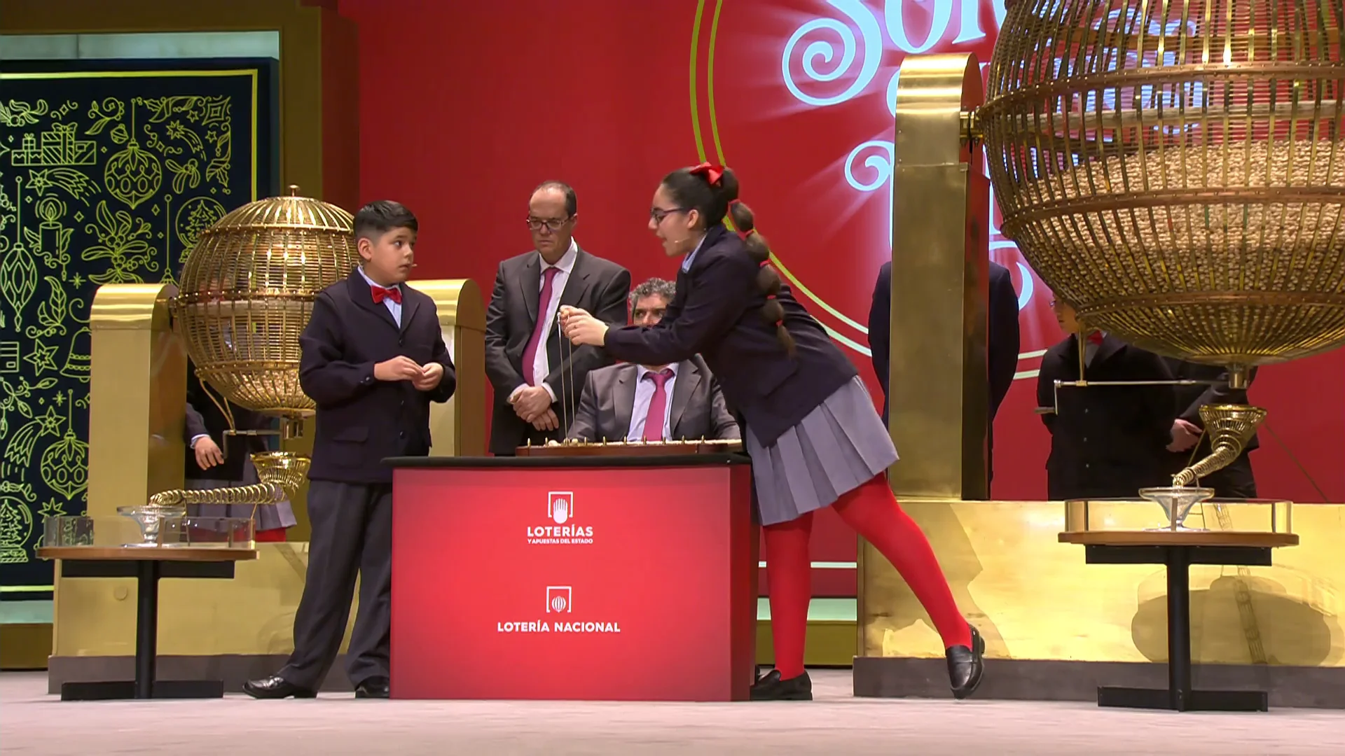 Daniela Laborde y Francisco Moreno cantando el n&uacute;mero 28
