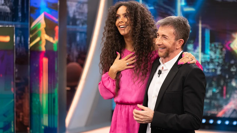 La presentadora madrileña ha acudido al programa para contar todas las novedades sobre el vestido que llevará en las Campanadas de Antena 3. La presentadora madrileña ha acudido al programa para contar todas las novedades sobre el vestido que llevará en las Campanadas de Antena 3.