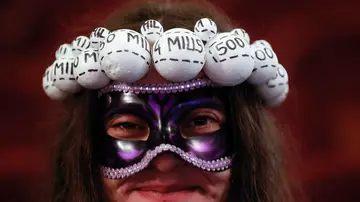 Una mujer con sombrero de las bolas del Sorteo Extraordinario de Navidad Una mujer con sombrero de las bolas del Sorteo Extraordinario de Navidad