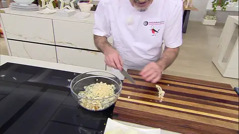 Mezcla bien y rellena las hojas de endibia Mezcla bien y rellena las hojas de endibia