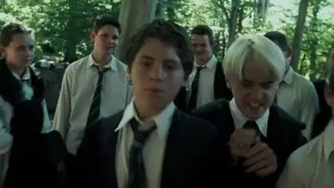 Draco, Tom Felton, empuja a Tom Ackerley en 'Harry Potter y el Prisionero de Azcaban' Draco, Tom Felton, empuja a Tom Ackerley en 'Harry Potter y el Prisionero de Azcaban'