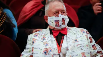 Un señor disfrazado con décimos de la Lotería de Navidad Un señor disfrazado con décimos de la Lotería de Navidad