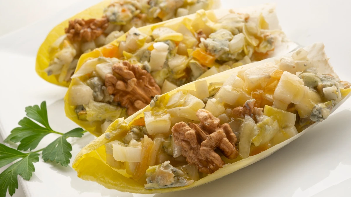 Un entrante de gala de Argui&ntilde;ano: endibias con queso azul y nueces