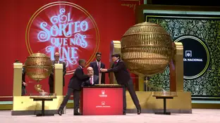 Sorteo de Lotería de Navidad El pequeño 'gallo' de Alfonso durante el sorteo de Lotería de Navidad
