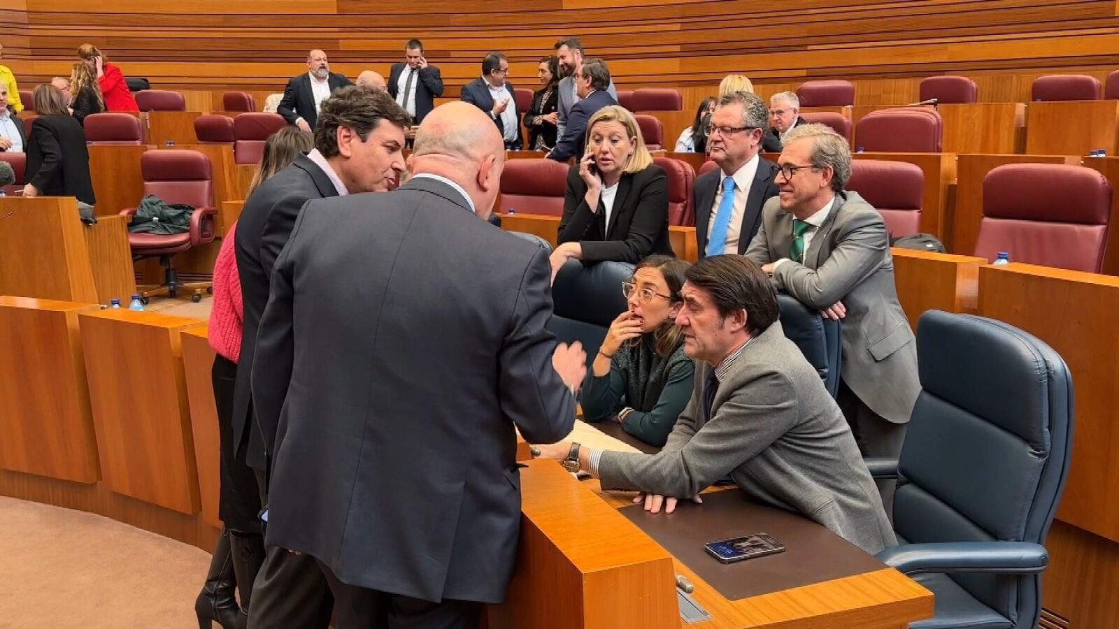 Revuelo en las Cortes de Castilla y León: PP y Vox se equivocan al votar y hacen tambalear los presupuestos de 2023