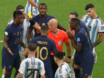 El árbitro polaco Szymon Marciniak señala una falta en el Argentina - Francia