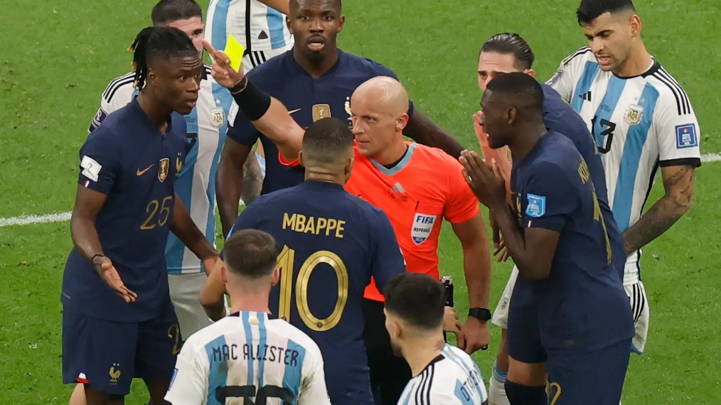 El árbitro polaco Szymon Marciniak señala una falta en el Argentina - Francia El árbitro polaco Szymon Marciniak señala una falta en el Argentina - Francia