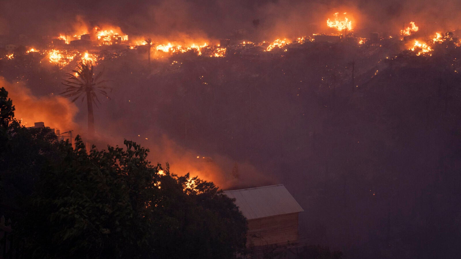 Chile decreta el estado de emergencia por un incendio descontrolado que arrasa Viña del Mar