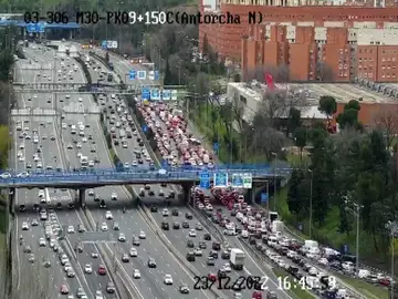 Activistas climáticos se pegan a la M-30 para bloquear la Operación Salida de Navidad en sus reivindicaciones Activistas climáticos se pegan a la M-30 para bloquear la Operación Salida de Navidad en sus reivindicaciones