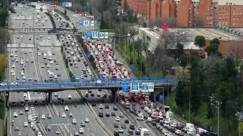 Activistas climáticos se pegan a la M-30 para bloquear la Operación Salida de Navidad en sus reivindicaciones Activistas climáticos se pegan a la M-30 para bloquear la Operación Salida de Navidad en sus reivindicaciones