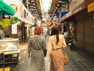 Dos japonesas caminan en un mercado