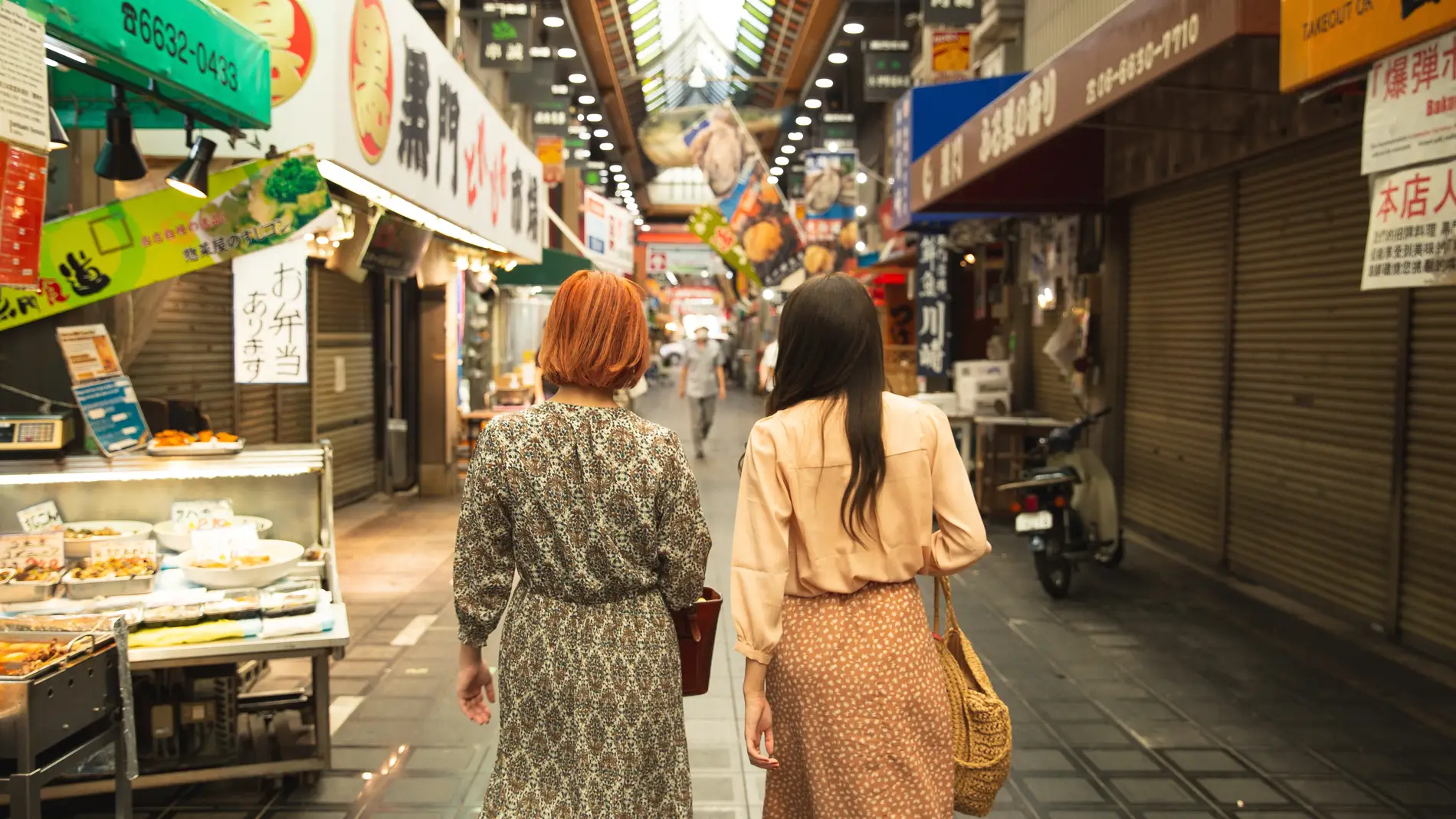 Dos japonesas caminan en un mercado