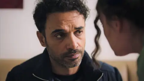 Eren acude a la llamada de socorro de su hija, pero ella quiere alejarse de él: "No voy a tolerar que nadie destruya mi familia" Eren acude a la llamada de socorro de su hija, pero ella quiere alejarse de él: "No voy a tolerar que nadie destruya mi familia"