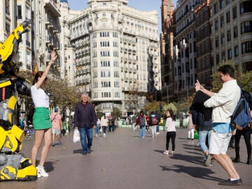 Dos turistas haciéndose una foto en el centro de Valencia este viernes