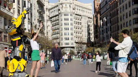 Dos turistas haciéndose una foto en el centro de Valencia este viernes Dos turistas haciéndose una foto en el centro de Valencia este viernes