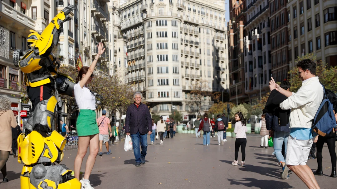 Dos turistas haciéndose una foto en el centro de Valencia este viernes Dos turistas haciéndose una foto en el centro de Valencia este viernes
