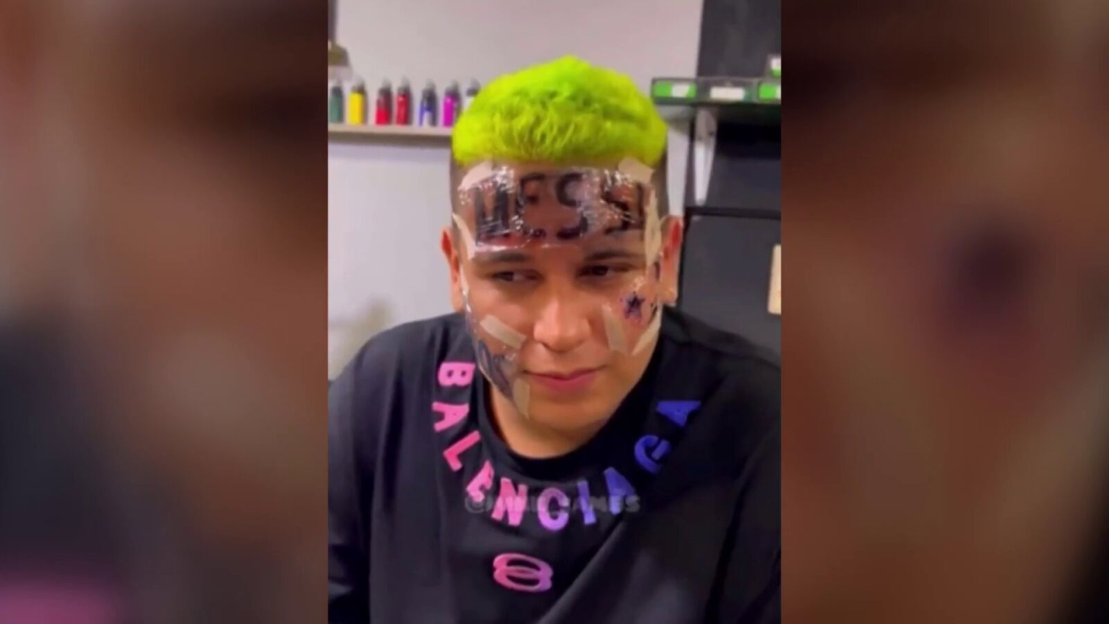 Un joven se tatúa Messi en la frente para celebrar la victoria de Argentina en el Mundial de Qatar
