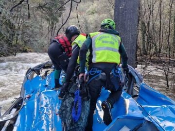 Rescate del autobús tras caer al río Lérez en Pontevedra