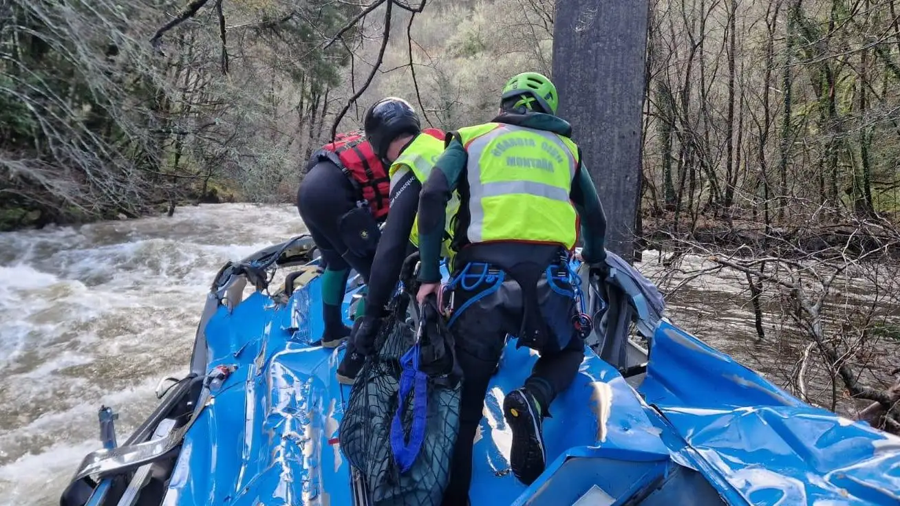 Rescate del autobús tras caer al río Lérez en Pontevedra Rescate del autobús tras caer al río Lérez en Pontevedra