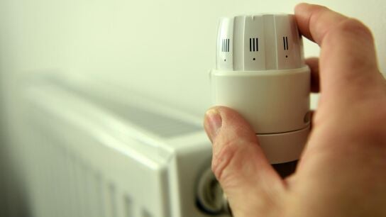 Un dial de radiador de calefacci&oacute;n central en una casa