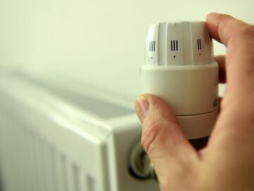 Un dial de radiador de calefacción central en una casa