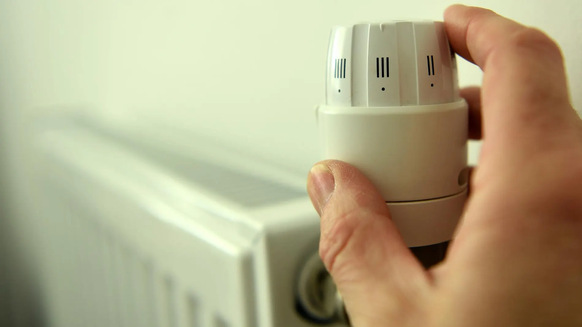 Un dial de radiador de calefacción central en una casa