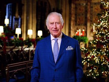 El rey Carlos III homenajea a su madre, Isabel II, en su primer discurso navideño