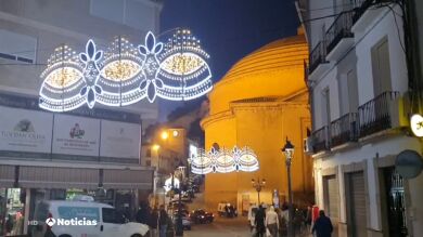 María Antonia Pérez, la empresaria que lleva 15 años iluminando el pueblo granadino de Montefrío por Navidad