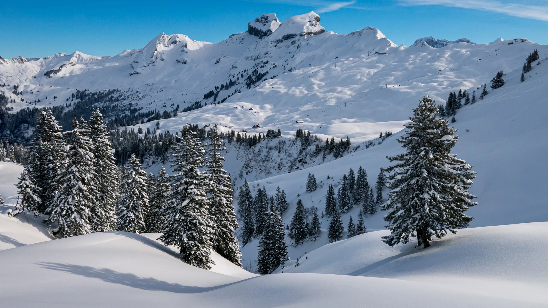 Imagen de archivo de una montaña con nieve Imagen de archivo de una montaña con nieve