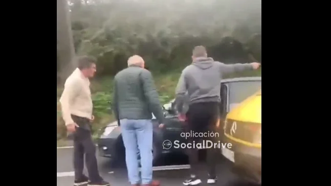 Un grupo de conductores quita las llaves a un conductor que conducía de manera temeraria en zigzag Un grupo de conductores quita las llaves a un conductor que conducía de manera temeraria en zigzag