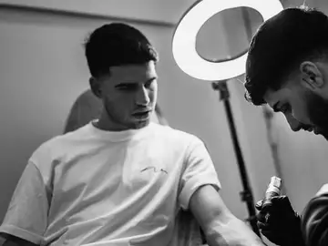 Carlos Alcaraz haciéndose un tatuaje Carlos Alcaraz haciéndose un tatuaje