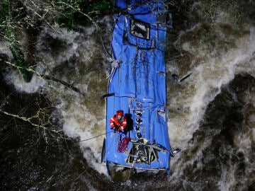 Seis muertos tras caer un autobús al río Lérez en Cerdedo-Cotobade (Pontevedra)