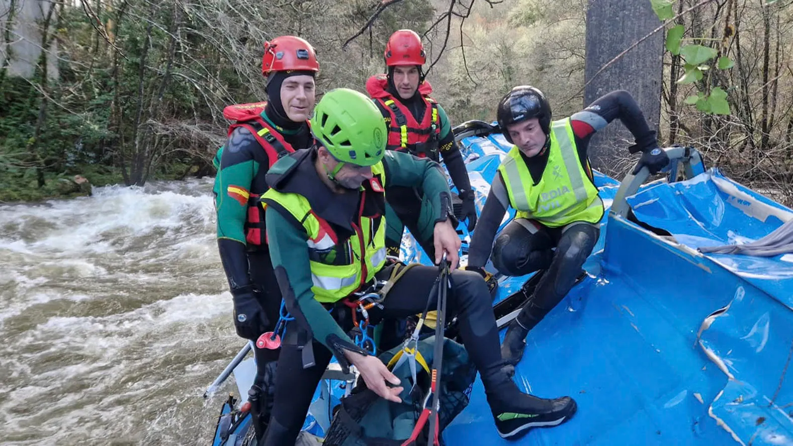 Los equipos de emergencia en la b&uacute;squeda en el r&iacute;o Lerez