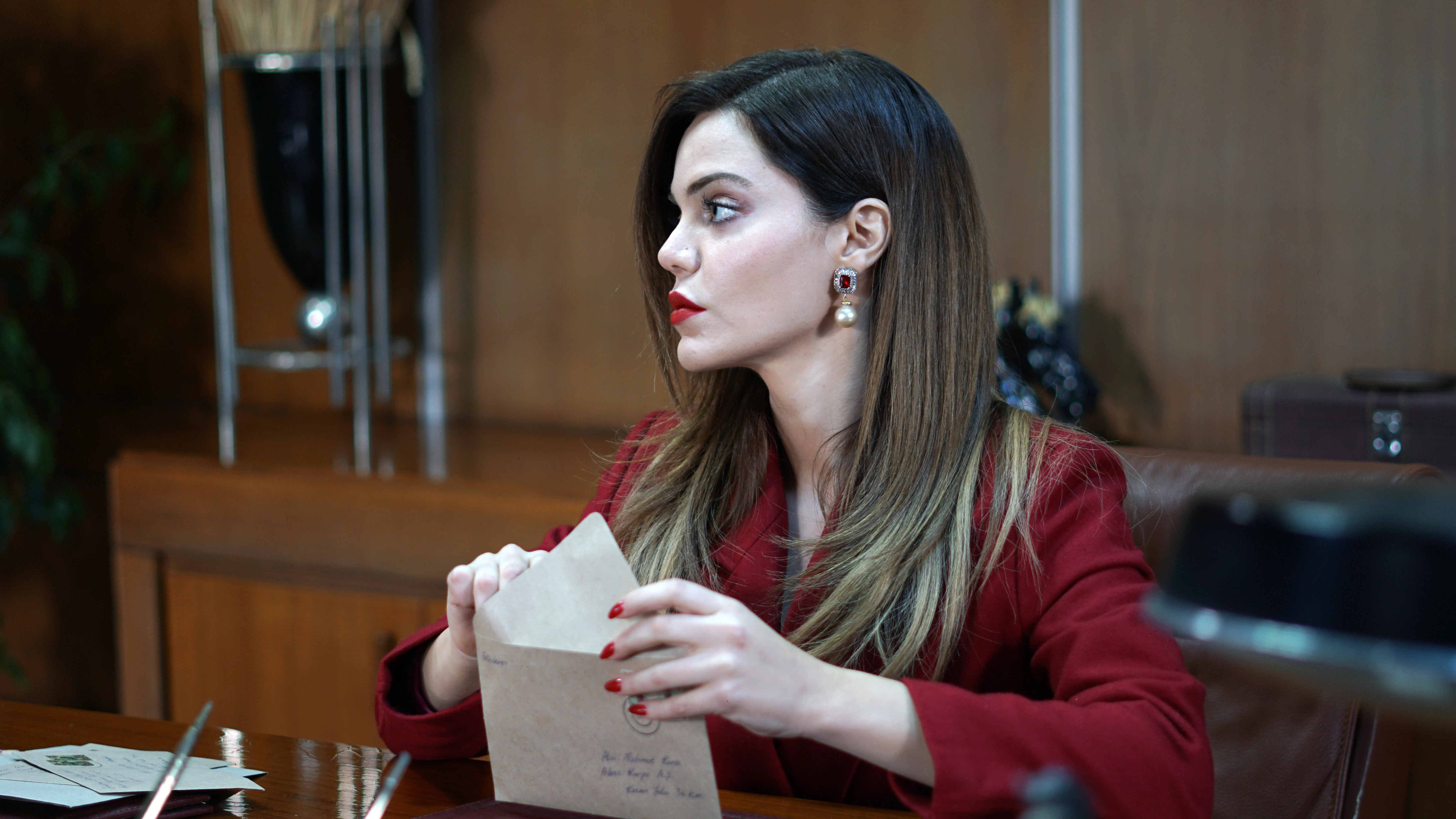 Z&uuml;leyha a punto de abrir una carta de Mehmet&hellip; &iexcl;Y descubrir su verdadera identidad!