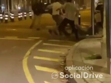 Brutal pelea en plena calle a la salida de una discoteca en Madrid: "Hala, hala, lo van a matar"