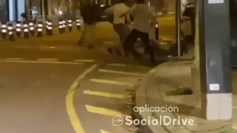 Brutal pelea en plena calle a la salida de una discoteca en Madrid: "Hala, hala, lo van a matar" Brutal pelea en plena calle a la salida de una discoteca en Madrid: "Hala, hala, lo van a matar"