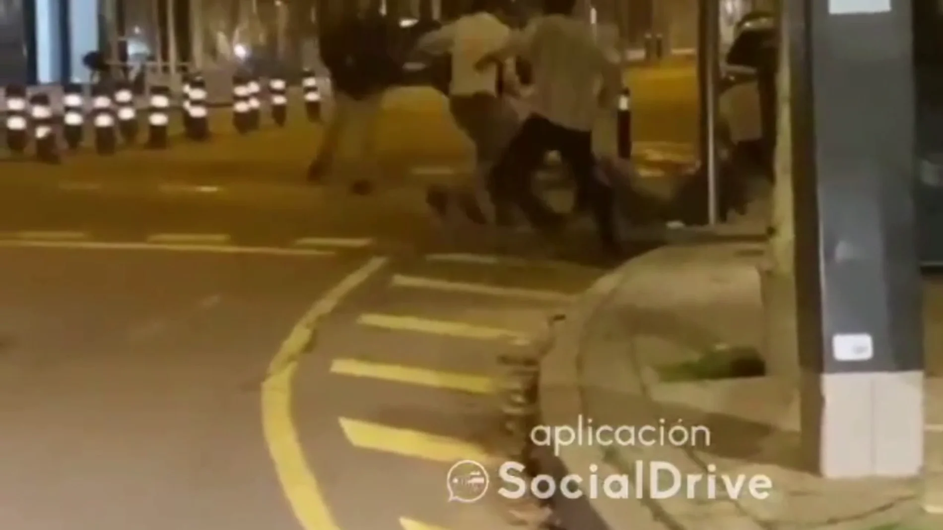 Brutal pelea en plena calle a la salida de una discoteca en Madrid: "Hala, hala, lo van a matar"