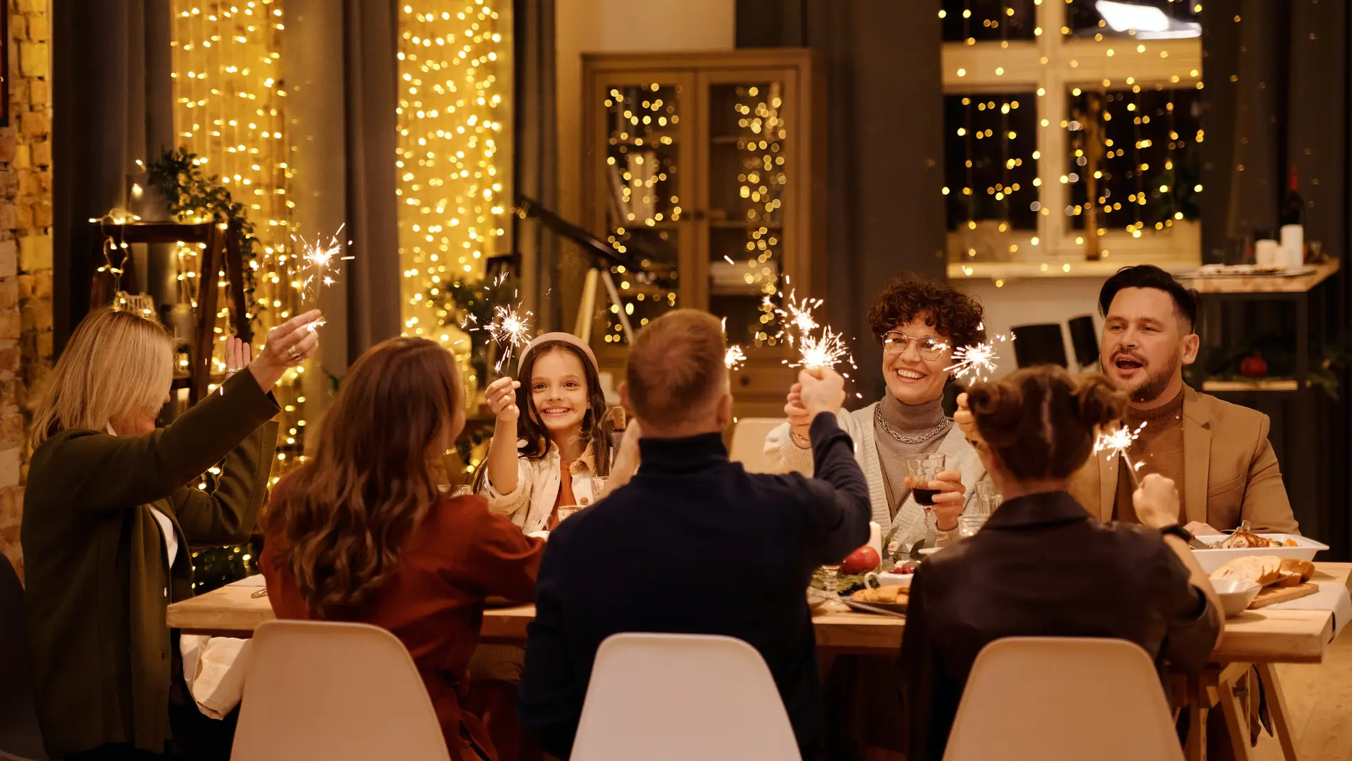 Una familia en la cena de Nochevieja