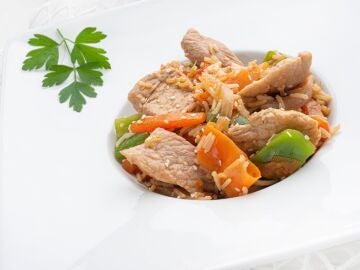Receta saludable y sabrosa de Karlos Arguiñano: salteado de cerdo y arroz con sésamo