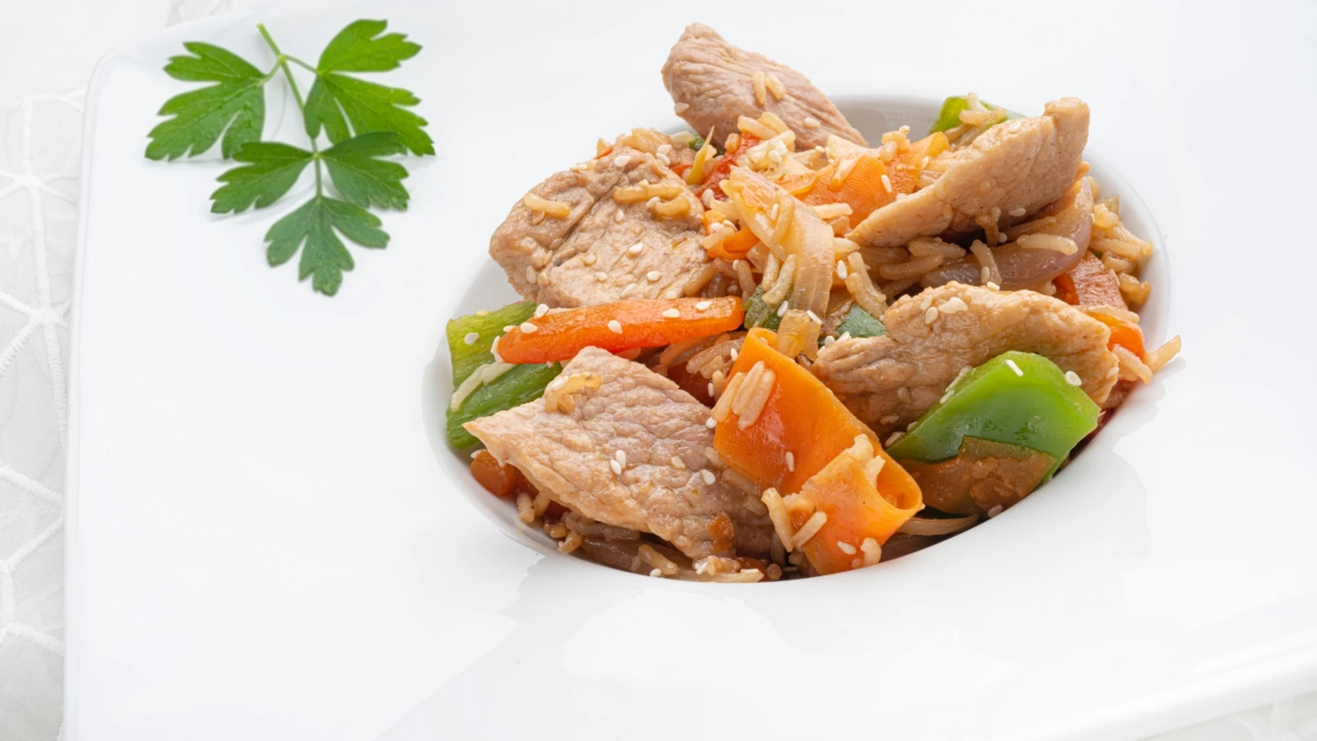 Receta saludable y sabrosa de Karlos Arguiñano: salteado de cerdo y arroz con sésamo