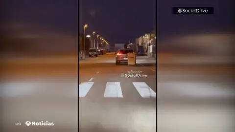 Un coche conduce con un contenedor atado a su maletero en Cartagena Un coche conduce con un contenedor atado a su maletero en Cartagena