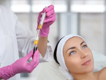 Una mujer se somete a un tratamiento dermatológico Una mujer se somete a un tratamiento dermatológico