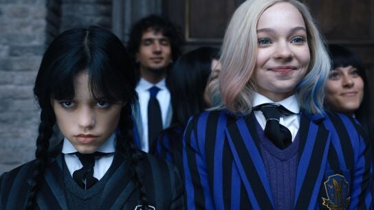  Jenna Ortega como MI&eacute;rcoles y Emma Myers como Enid Sinclair