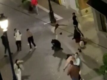 El vídeo de la brutal pelea con patadas y puñetazos en El Peso de Lucena, Córdoba