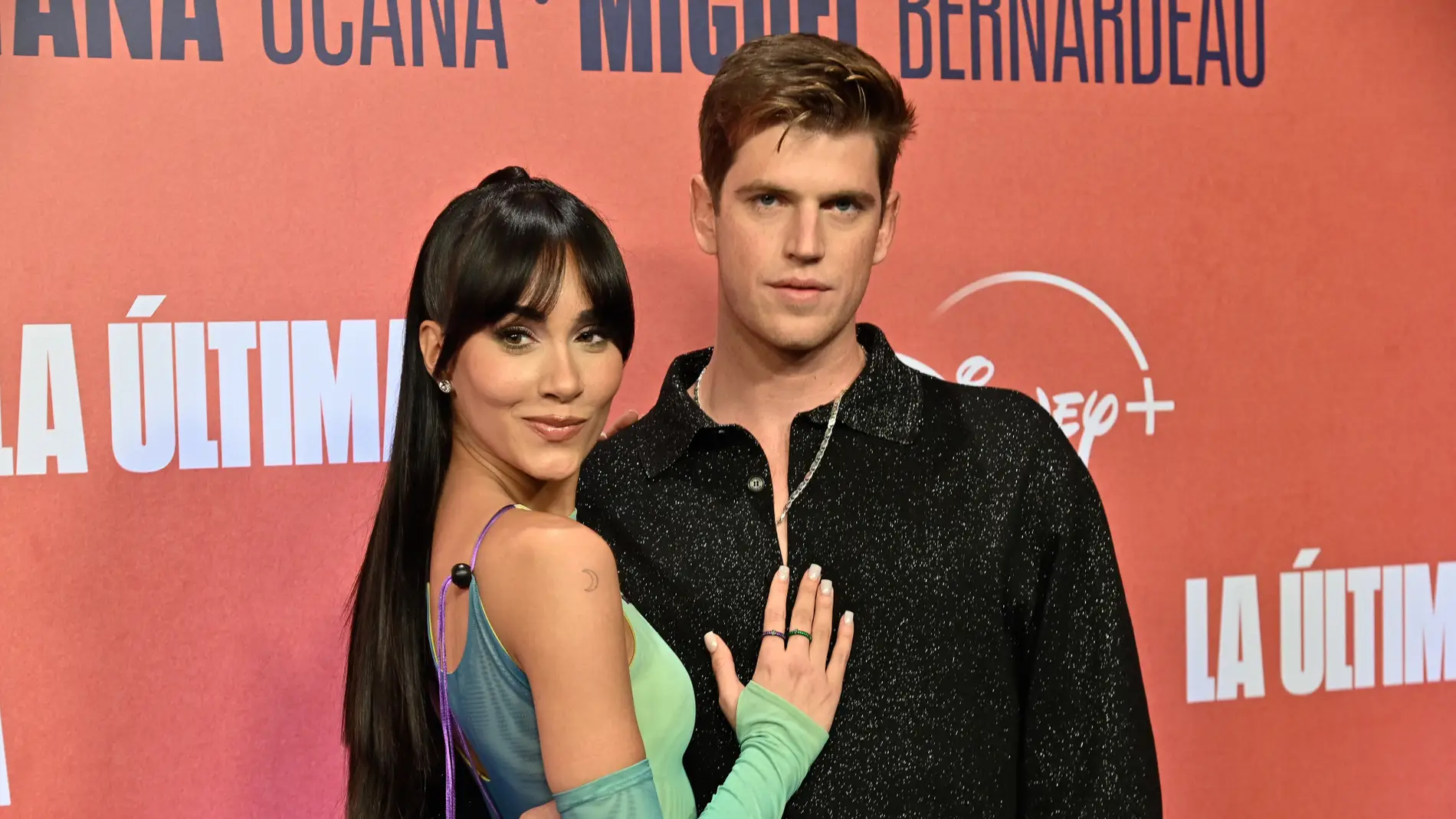 Aitana y Miguel Bernardeau posan en el fotocol de 'La Última'.