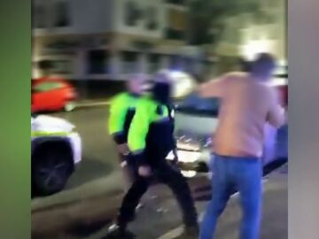 El vídeo muestra al policía golpeando con la porra a un joven en Jerez