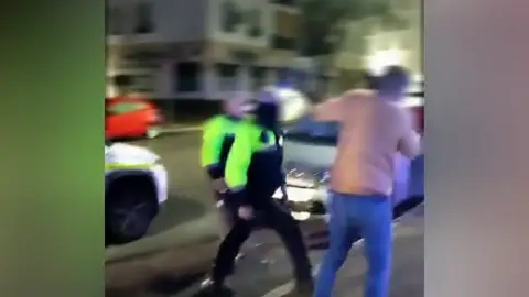 El vídeo muestra al policía golpeando con la porra a un joven en Jerez El vídeo muestra al policía golpeando con la porra a un joven en Jerez
