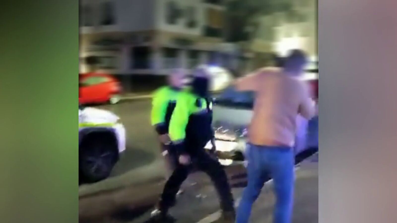 Clamor en las redes por la violenta actuación de un policía que golpea con la porra a un joven en Jerez